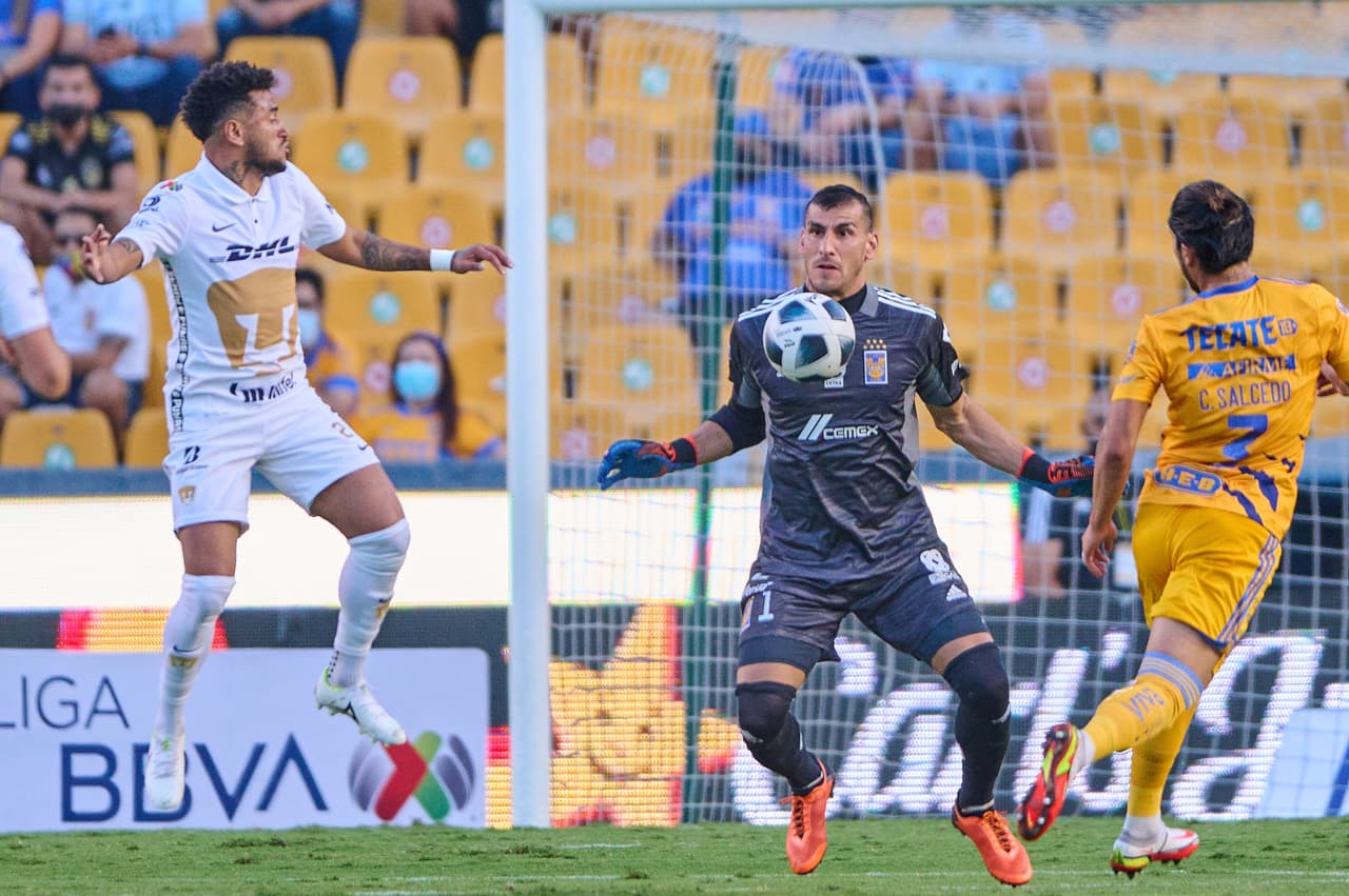 Nahuel Guzmán estuvo muy ocupado en los primeros 22 minutos, ya que Pumas tuvo hasta el 9 ocasiones de gol durante ese periodo.