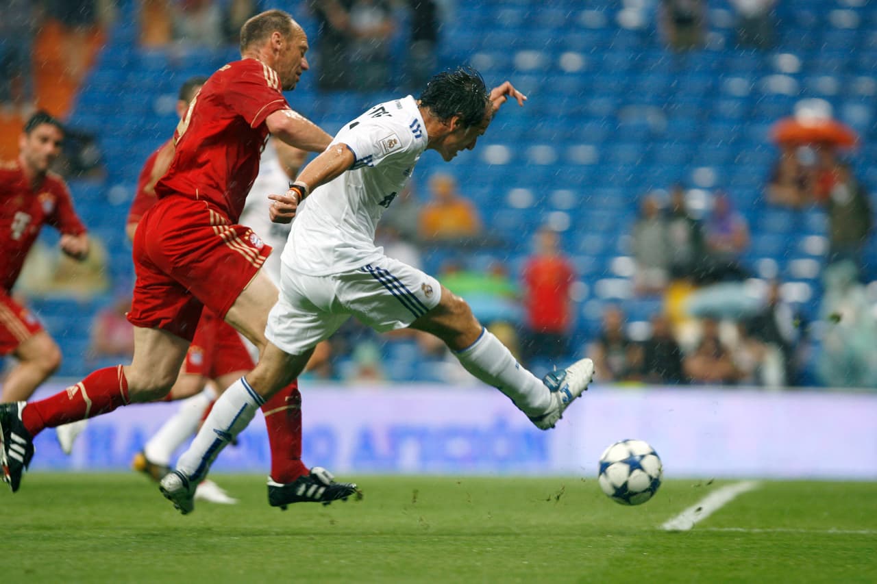 El delantero nacido en Getafe, cercanías de Madrid, también portó la camiseta de los Merengues, aunque sus mejores éxitos los tuvo con el Real Betis.