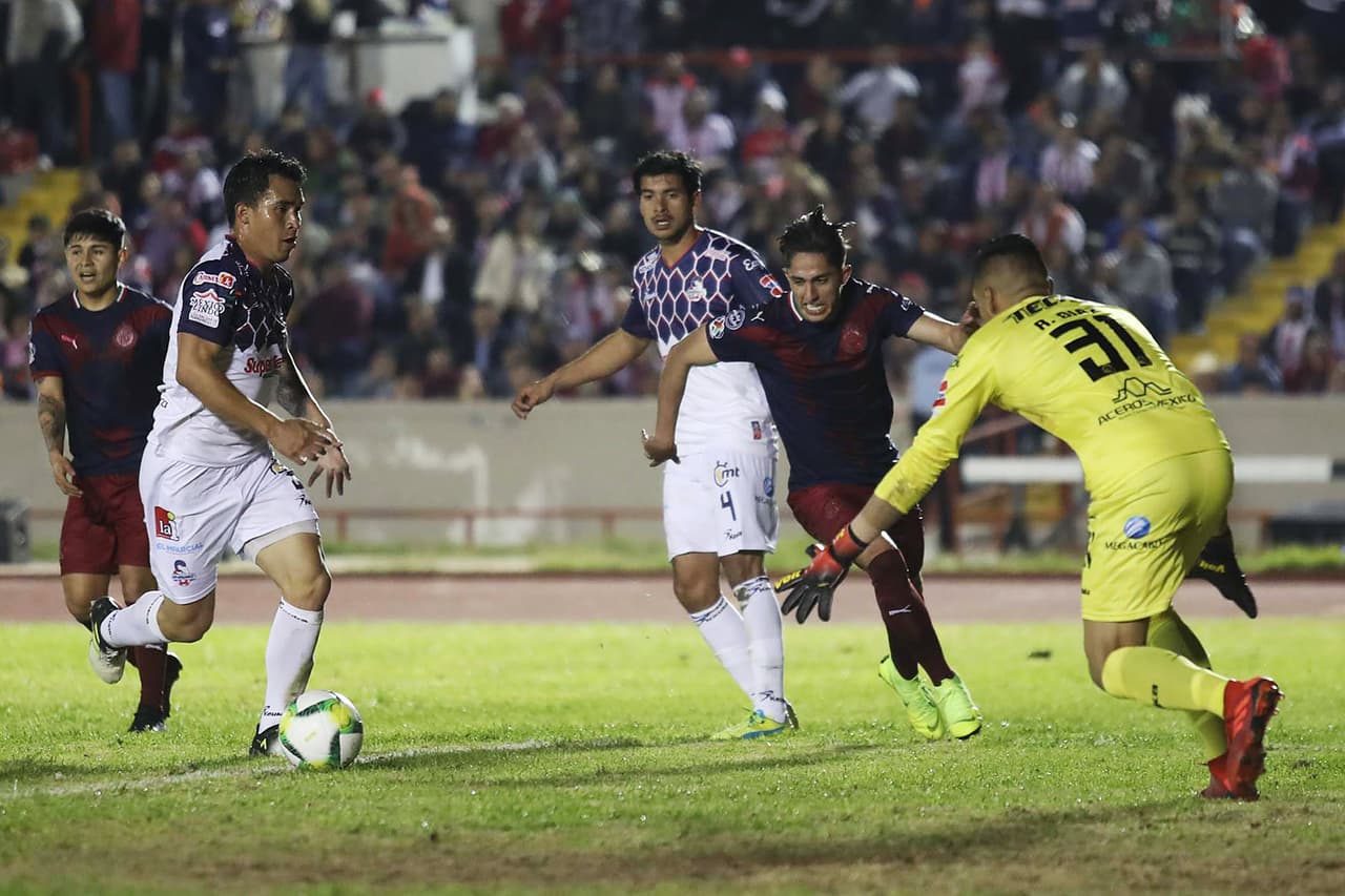 Las Chivas marcaron el 1-0 a los 12 minutos con un sólido testarazo de Hedgardo Marín, quien dejó helado a Ricardo Díaz, portero de los Cimarrones.