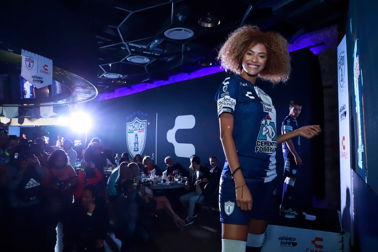 En la noche del viernes fue presentada la nueva playera del Pachuca con la que competirá en el Apertura 2019 de la Liga MX, con protagonismo de sus futbolistas del plantel masculino y femenino.