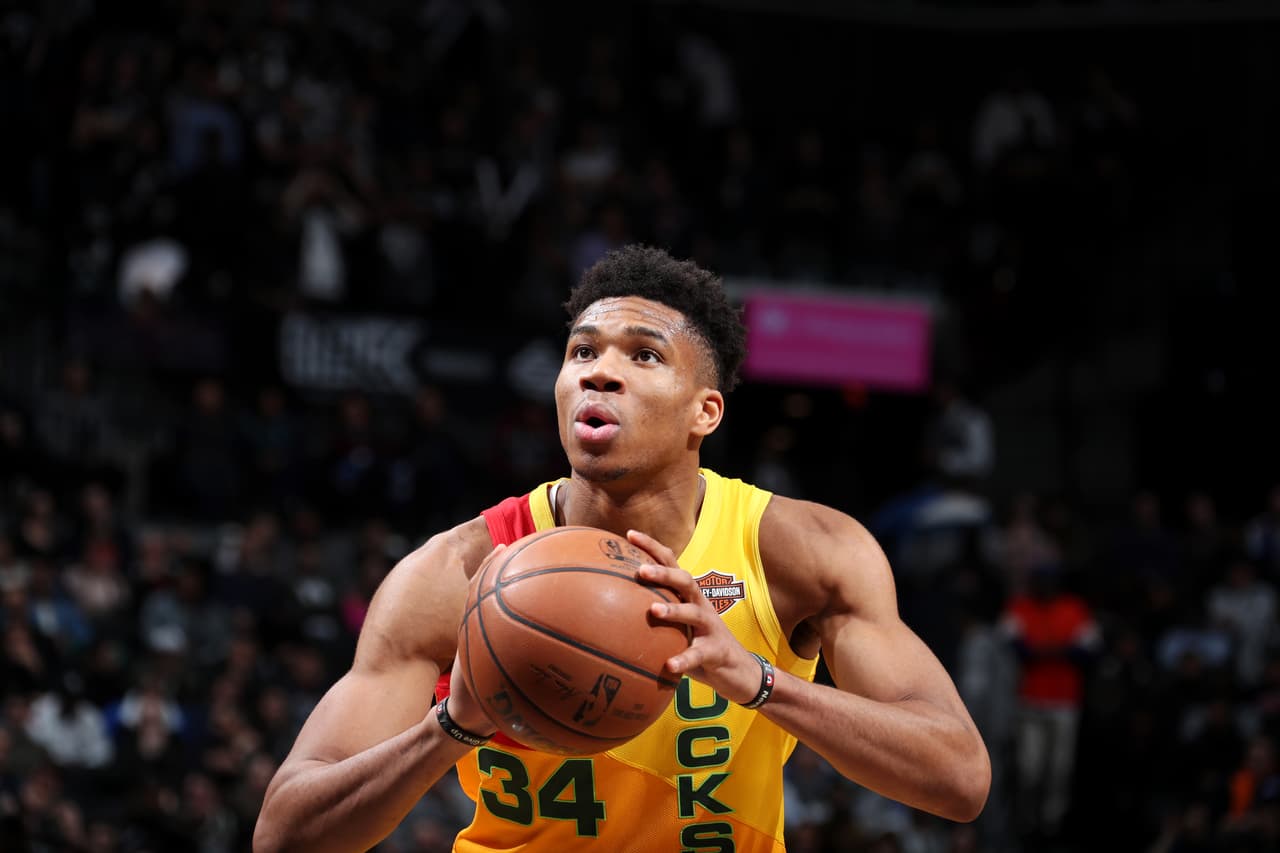 Bucks 131-121 Nets: los de Brooklyn tampoco pudieron ganar en la noche del lunes, por lo que todo se mantiene igual en la disputa de los últimos tres cupos a playoffs. Giannis Antetokuonmpo puso 28 puntos y junto a Eric Bledsoe (29 puntos) fue el mejor de Milwaukee.