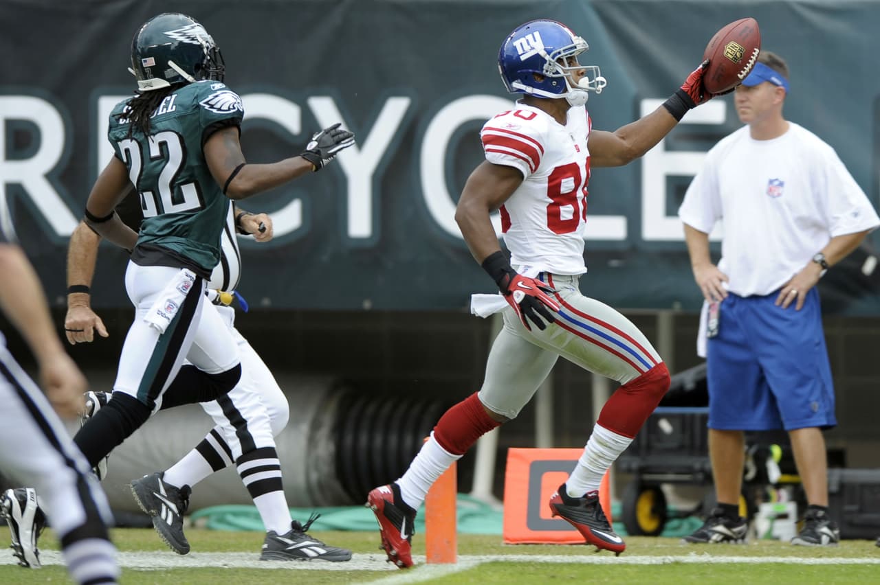 2011 fue la temporada mágica para Víctor Cruz. Las lesiones de Mario Manningham y Domenik Hixon, así como la pérdida de Steve Smith en la agencia libre, le abrieron el paso para convertirse en el receptor número uno de Eli Manning. Contra los Philadelphia Eagles anotó su primer touchdown en la NFL y desde ese momento mostró su típico baile salsa en honor a su abuela.
