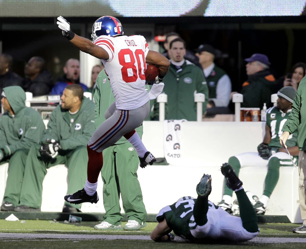 La temporada 2011 incluyó una jugada especial. Contra los New York Jets convirtió un pase corto de 10 yardas en una escapada de 99 yardas hasta la zona de anotación, la jugada más larga en recepción en la historia. Los Giants ganaron ese partido 29 - 14.
