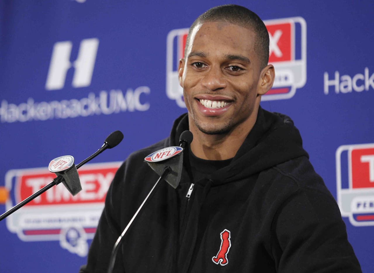 En 2013 Víctor Cruz firmó contrato de 6 años por 45.8 millones de dólares con los New York Giants. A partir de ese momento su carrera ha estado llena de lesiones. Primero una contusión de tobillo limitó su entrenamiento en la pretemporada. Luego en 2014 sufre un desgarro en el tendón rotuliano que lo deja fuera el resto del año. Desde entonces no ha logrado estar al 100 por ciento.