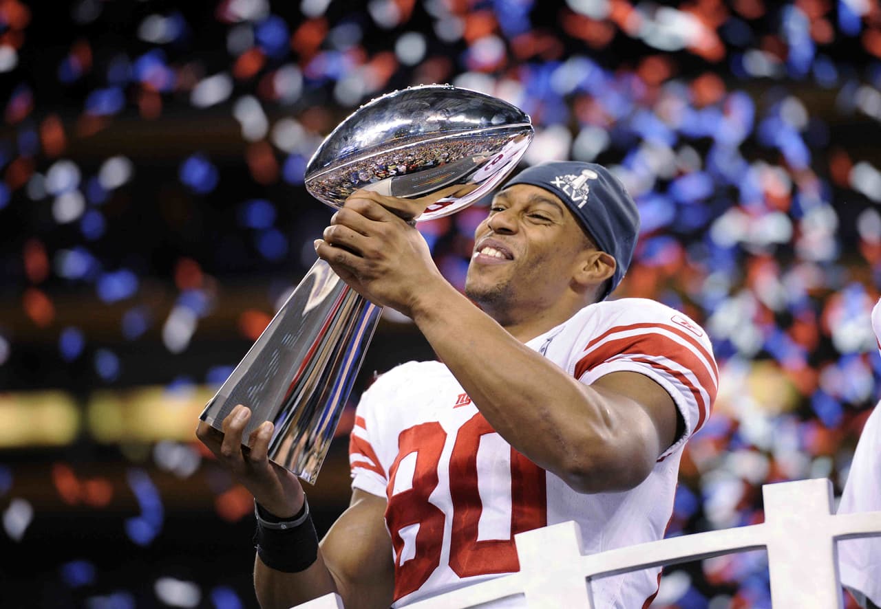 La postemporada fue especial. En el partido por el Campeonato de la Conferencia Nacional contra los San Francisco 49ers atrapó 10 pases para 142 yardas, todo en la primera mitad. Los Giants vencieron 20 - 17 a los 49ers en tiempo extra. Luego vino la victoria en el Super Bowl XLVI sobre los New England Patriots donde anotó un touchdown.