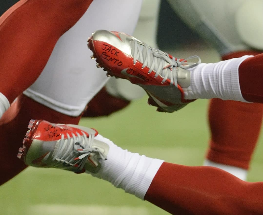 Tras el tiroteo en el Sandy Hook Elementary School en 2012, Víctor Cruz recuerda cada año la memoria de Jack Pinto, niño que fue víctima de esa tragedia cuando contaba con 6 años de edad. Jack era fan de Víctor. Durante un partido Víctor lució en sus zapatos las leyendas "RIP Jack Pinto" y "Jack Pinto mi héroe".