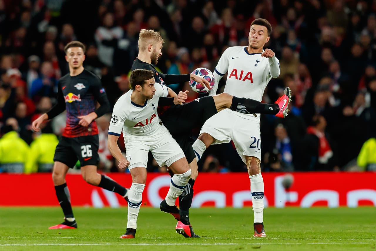 Intentó por todas partes, pidió el balón, lo tiraron, pero cayó en desesperación y cuando salió de cambio con su equipo perdiendo, Dele Allí aventó una botella muestra de su frustración.