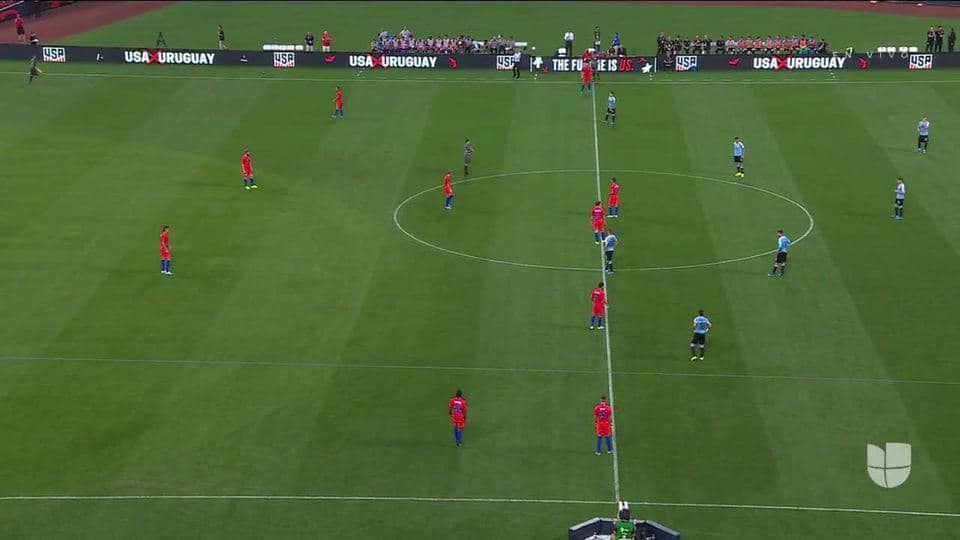 Arranca el partido y la pelota está en juego.