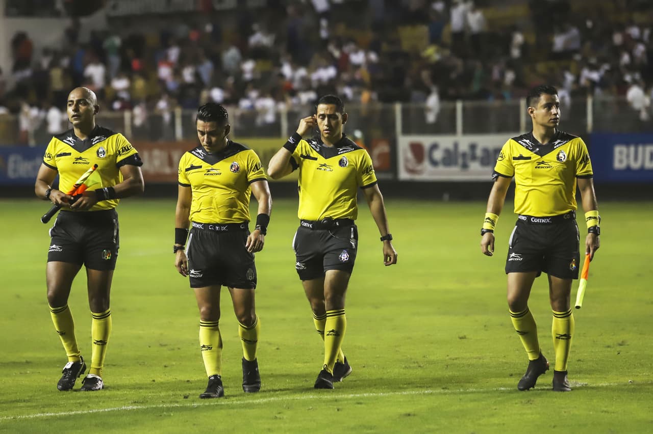 Víctor Alfonso Cáceres y cuerpo arbitral