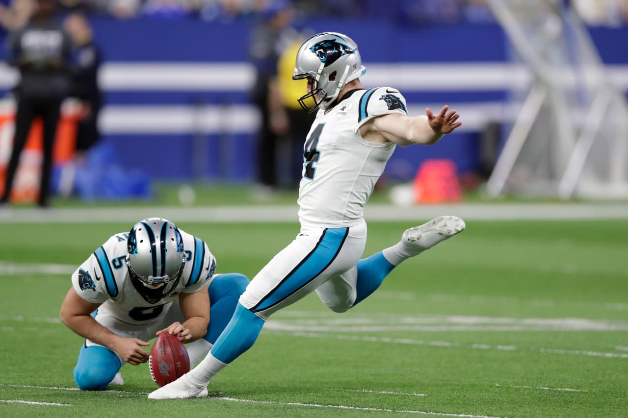 <b>Joey Slye | K | Carolina Panthers</b>
<br>
<b>- Edad: 24 años</b>
<br>- Perdiendo al veterano Graham Gano por una lesión en la pierna que terminó la temporada, los Panthers buscaron en su bolsa de trucos para marcar a Slye en 2019.
<br>- El novato anotó 25 de 32 intentos de gol de campo y mostró su poderosa pierna para golpear en 8 de 11 intentos desde Más de 50 yardas.