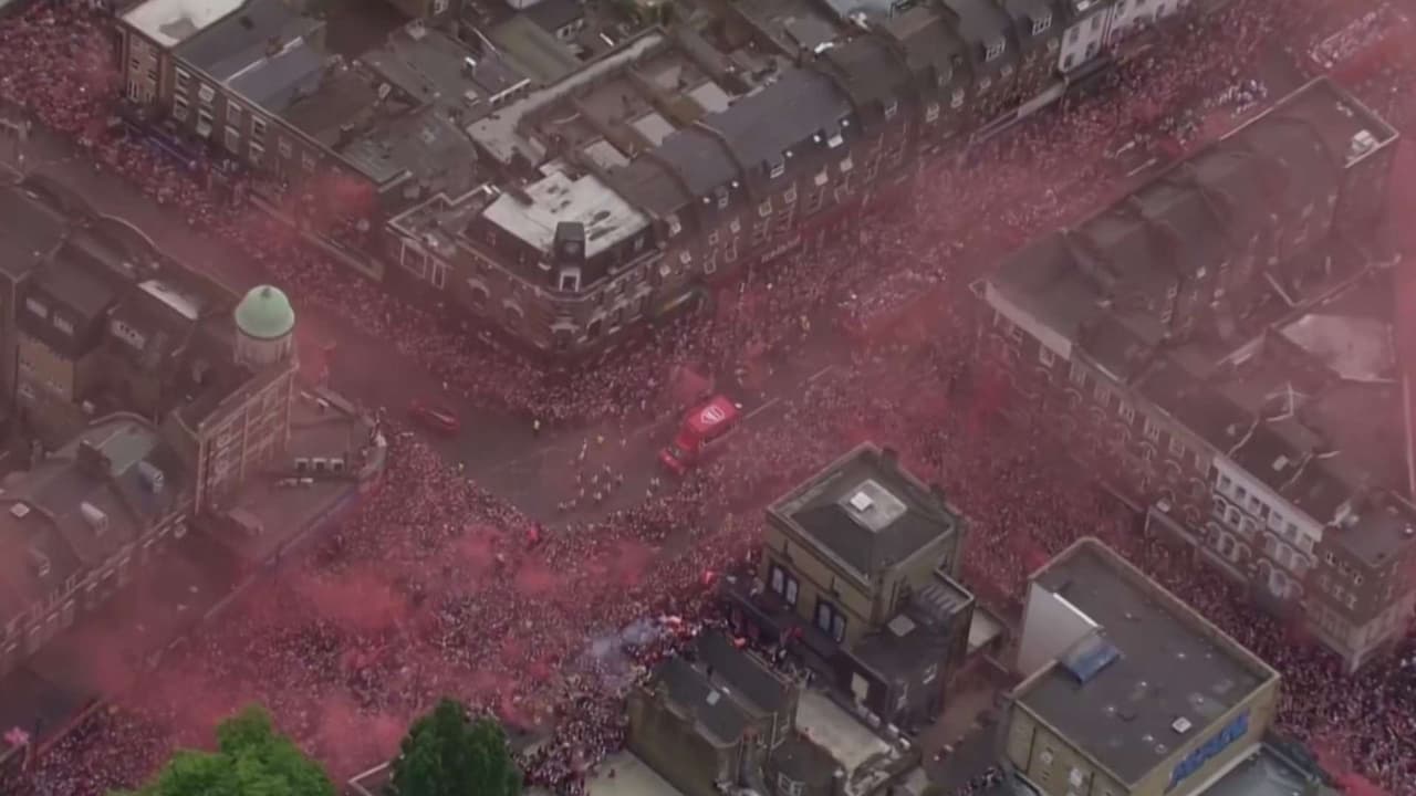 Londres se pinta de rojo por el histórico título del Arsenal en la Premier League