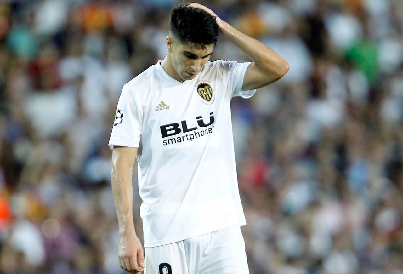 El Valencia comenzó a adueñarse de la pelota, pero su definición no era precisa. De hecho, fueron pocas las opciones claras que tuvo.