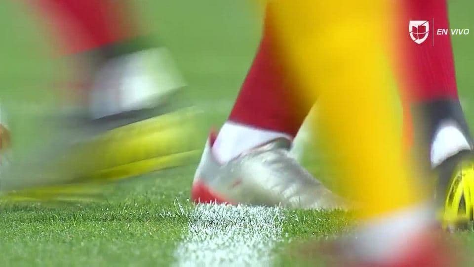 Arranca el partido y la pelota está en juego.