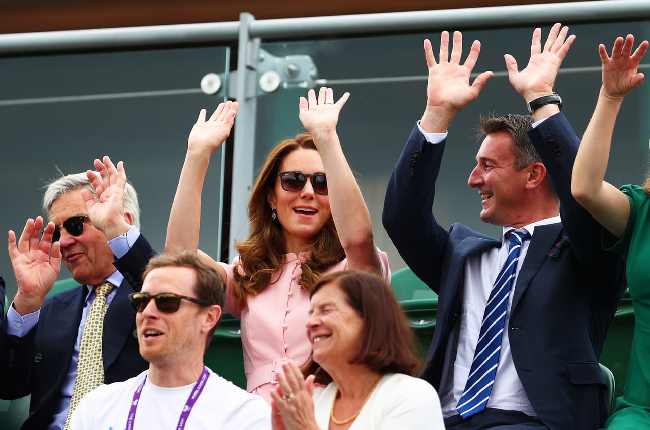 Ahí cobró su fama mundial y 
<b><a href="https://www.dailymail.co.uk/femail/article-9777513/Kate-Middleton-looks-chic-695-crepe-pink-midi-dress-arrives-England-Club.html" target="_blank">se le conoce como "ola mexicana"</a></b> en lugares como el Reino Unido y Australia, como constata en la crónica que publicó el Daily Mail este domingo 11 acerca de la asistencia de Kate Middleton en Wimbledon. 
<br>