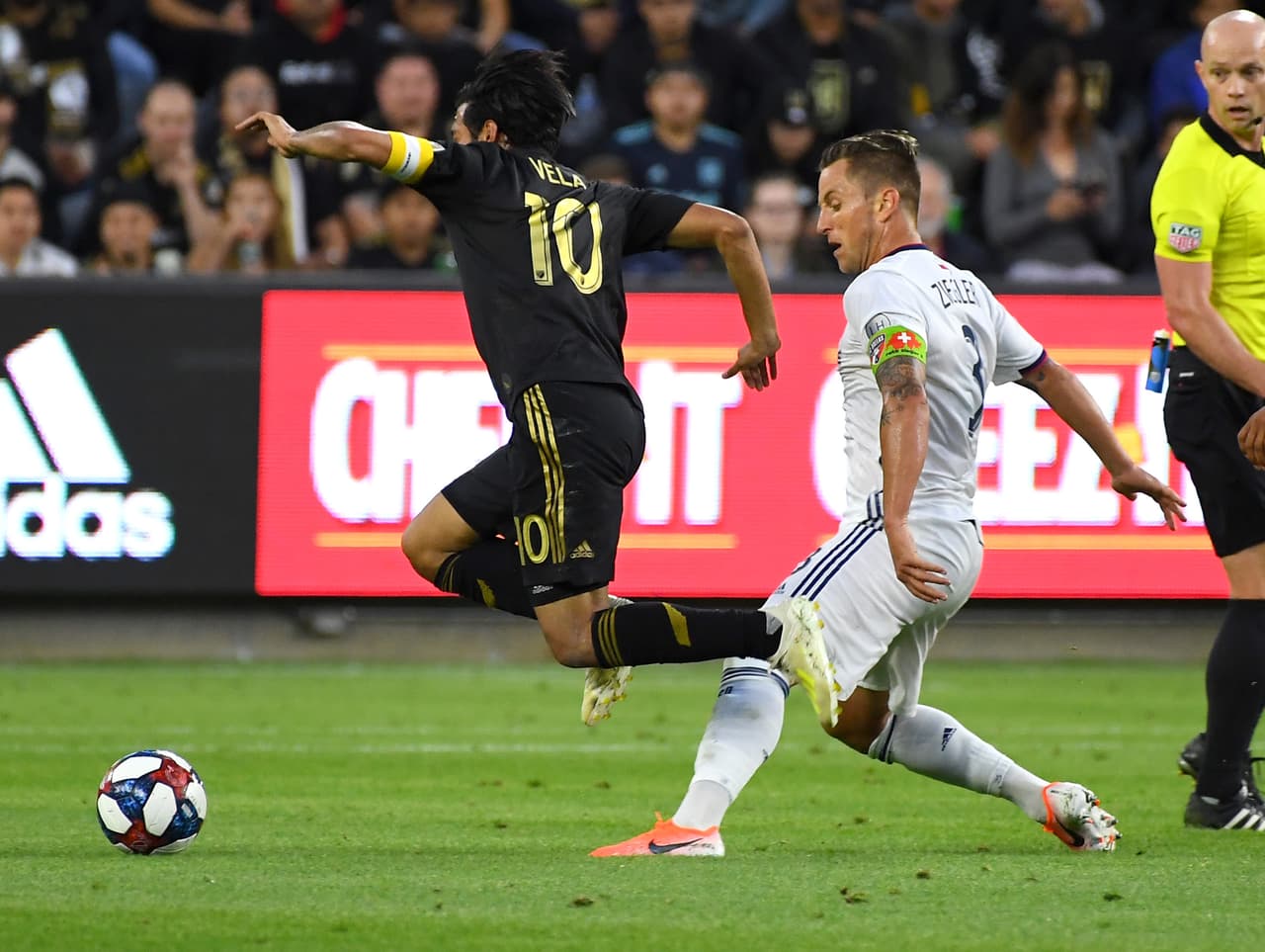 El delantero mexicano anotó su gol 13 de la campaña, a los 39 minutos con un potente y colocado disparo dentro del ´área, y sigue liderando la tabla de anotaciones. Diego Rossi se reencontró con el gol al marcar el 2-0.