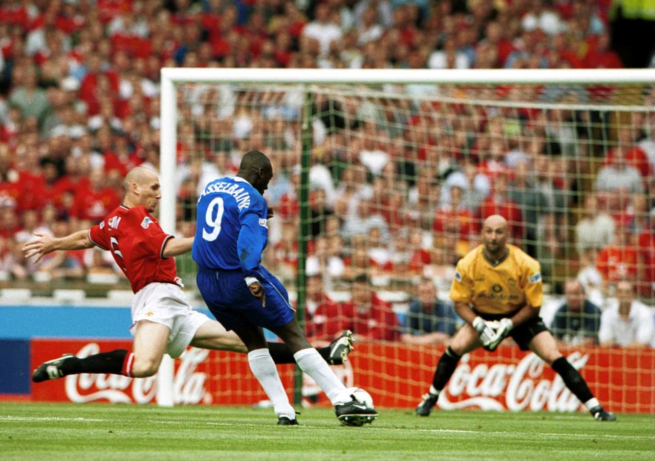 Hasselbaink fue el traspaso más caro en la historia del Chelsea pre-Abramovich cuando fue comprado al Atlético de Madrid por más de 15 millones de libras en el año 2000.