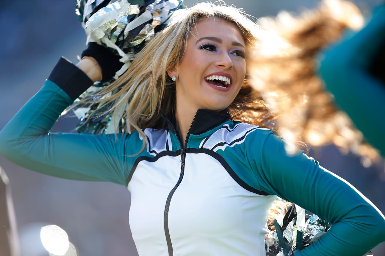 La belleza impactante de las animadoras y la pasión incontenible de los fanáticos le dio alegría a la tradicional jornada del Año Nuevo.