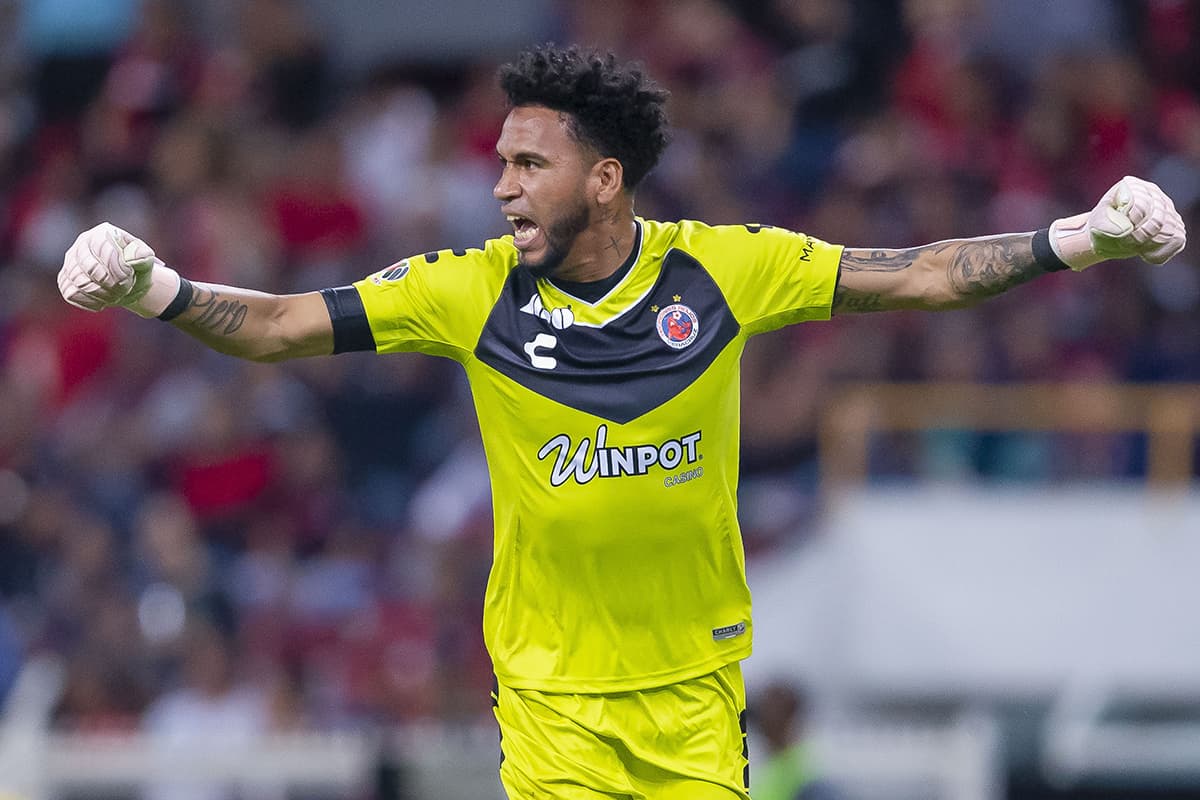 El arquero peruano Pedro Gallese celebra el gol del empate momentáneo de Veracruz por 3-3, obra de Cristian Menéndez al minuto 82.