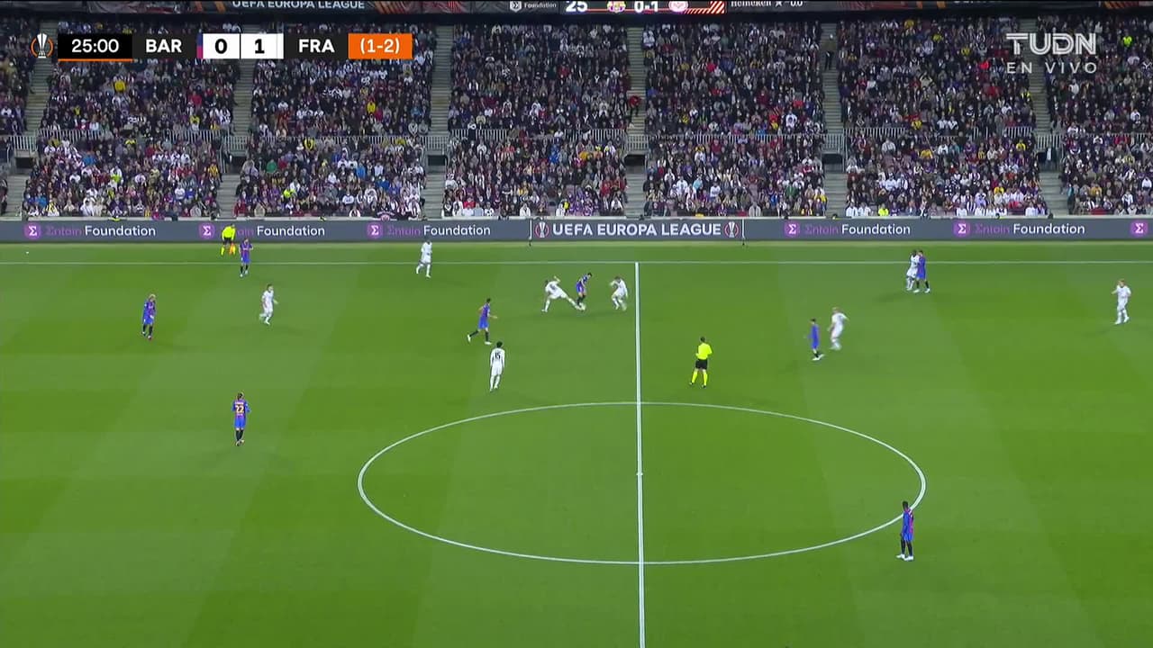 ¡TIRO ATAJADO! disparo por Filip Kostic.