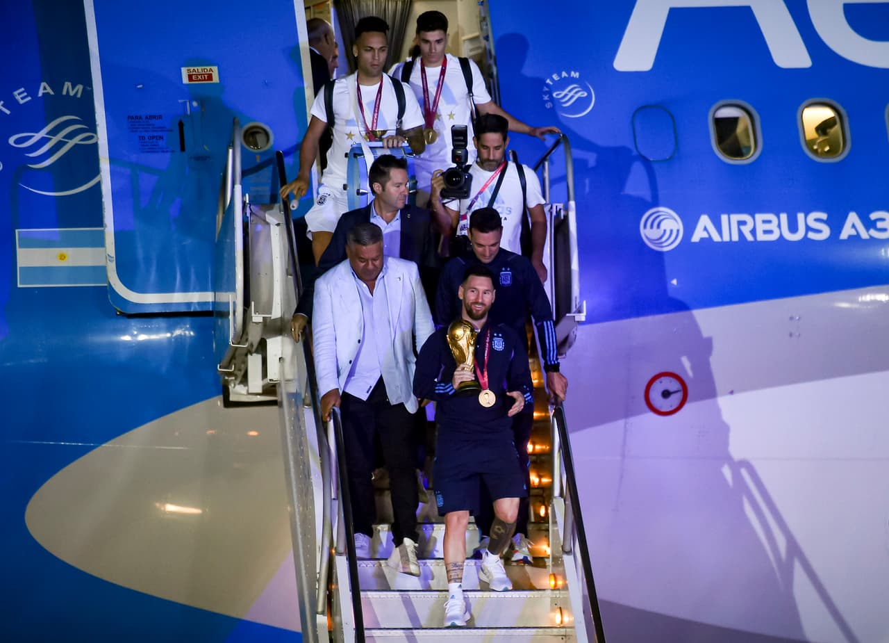 Festejos de la selección argentina en Buenos Aires tras ganar el Mundial Qatar 2022.