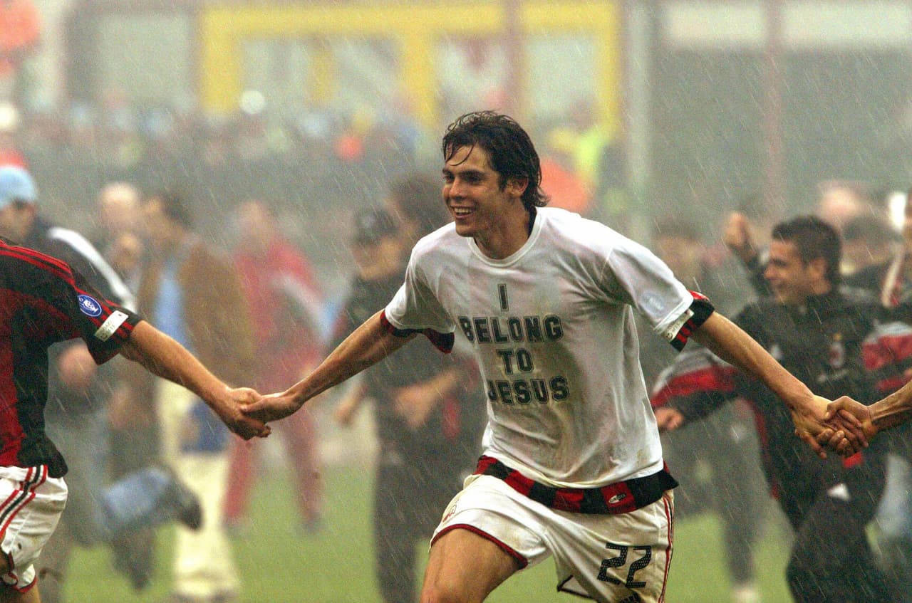 Como es común entre los brasileños, Kaká solía portar camisetas con motivos religiosos. Lo cual también está prohibido por la FIFA.