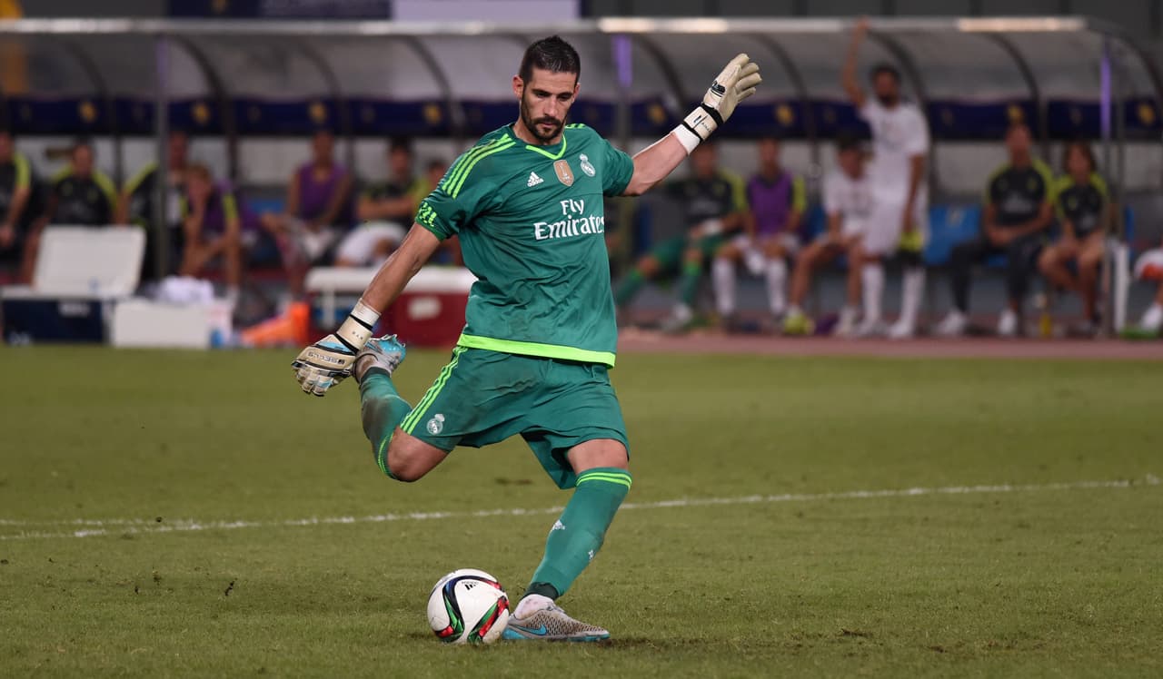 A la espera de que se solucione 'el caso De Gea' la llegada de jugadores a la casa blanca son retoques a un proyecto. Kiko Casilla tras el adiós de Iker Casillas, el brasileño Danilo para hacer más fuerte la banda derecha y la vuelta de jugadores que han brillado lejos de casa como Casemiro, Lucas Vázquez o Cheryshev.