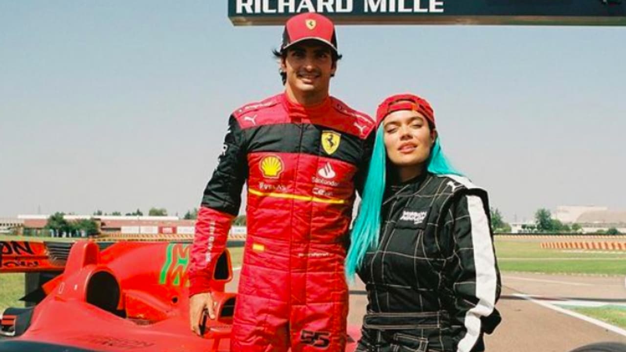 Karol G visita Ferrari y corre el auto de Carlos Sainz