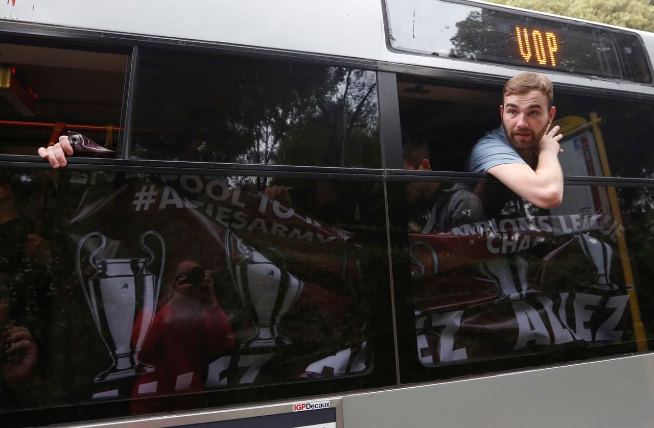 Los aficionados del Liverpool se tomaron las calles de Roma y montaron una gran fiesta en la previa del partido de Champions League entre su equipo y la Loba. Familiares, amigos, recién conocidos, todos se unieron para teñir de rojo la capital italiana.
