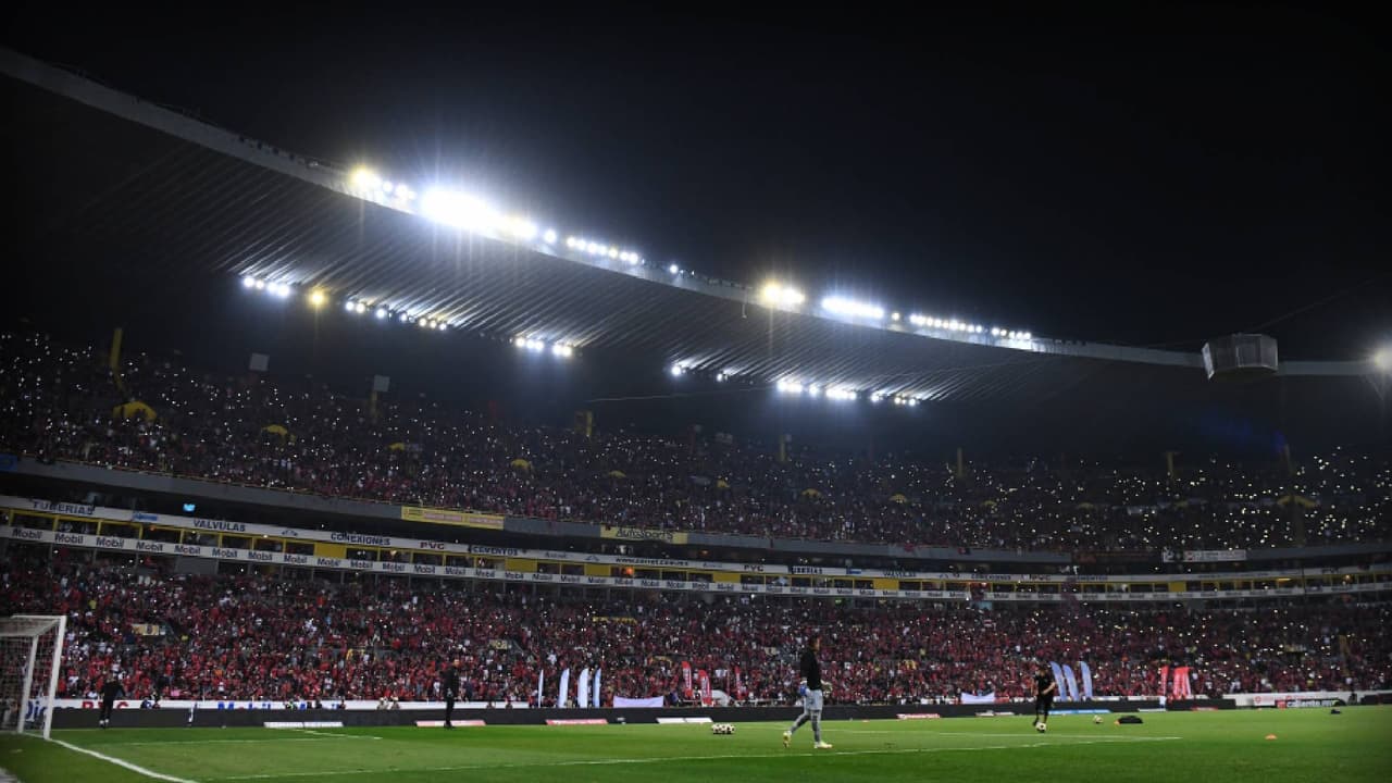 Atlas y León rinden homenaje a Vicente Fernández previo a la final