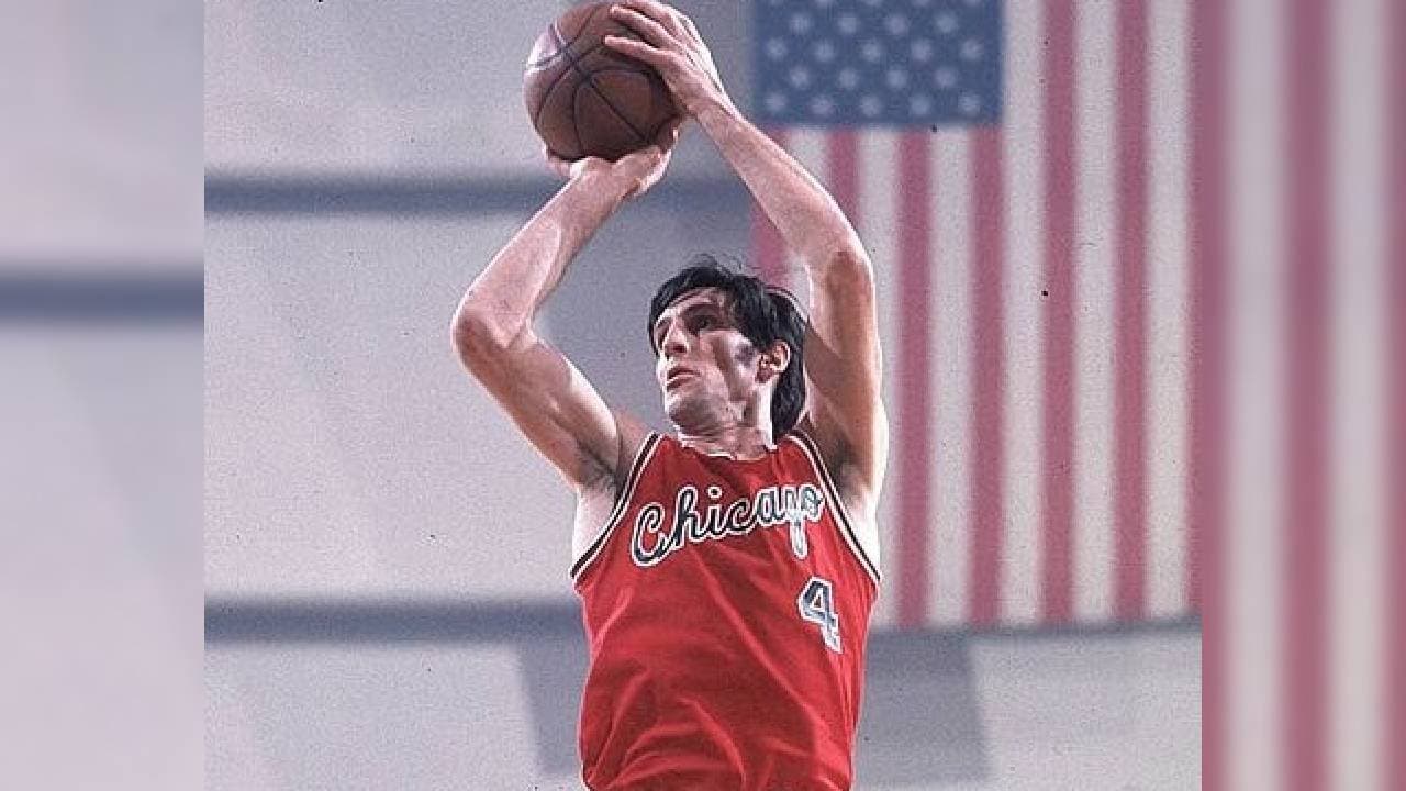 Sloan jugaba de escolta y en 1969 registró 43 puntos en un partido ante Milwaukee, siendo su mejor marca encestando.