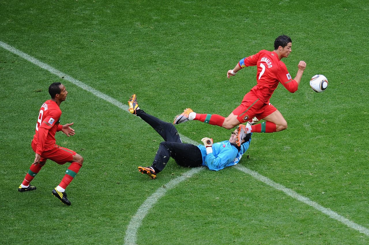 <h3 class="cms-H3-H3">8. Sudáfrica 2010: Portugal 7 - Corea del Norte 0</h3>
<br>
<br>El equipo comandado por Cristiano Ronaldo, bajo la dirección técnica de Carlos Queiroz, propinó una goleada de 7 goles a 0 frente a la escuadra de Corea del Norte, que solo ha participado dos veces en la historia de las Copas del Mundo (en 1986 y 2010).