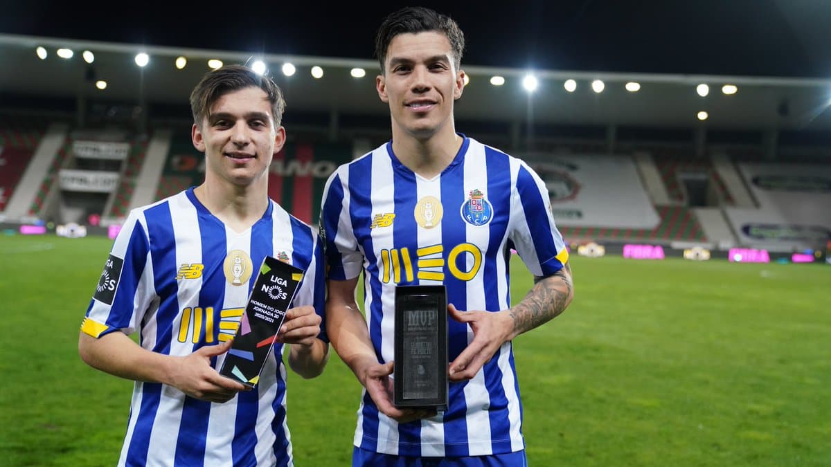 Matheus Uribe recibe MVP tras brillante actuación y gol con Porto