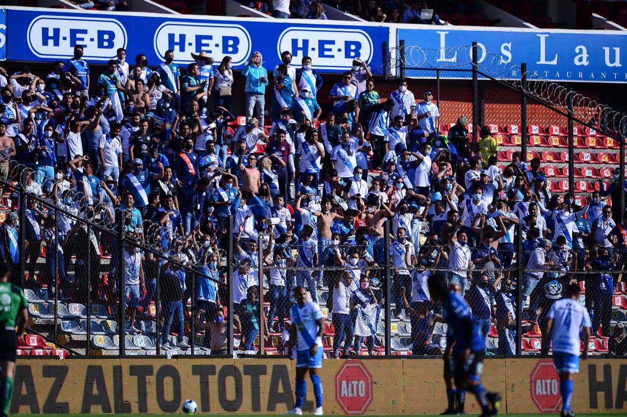 La afición poblana acompañó a su equipo en Querétaro.