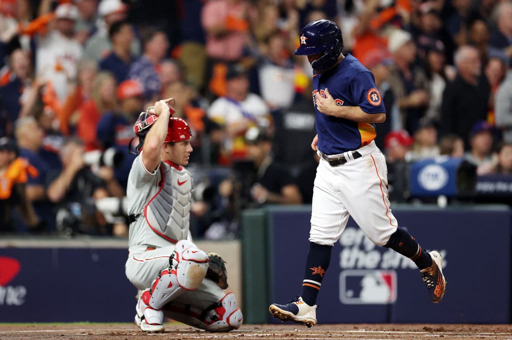 José Altuve logró marcar la primera carrera después de un doblete de Peña.