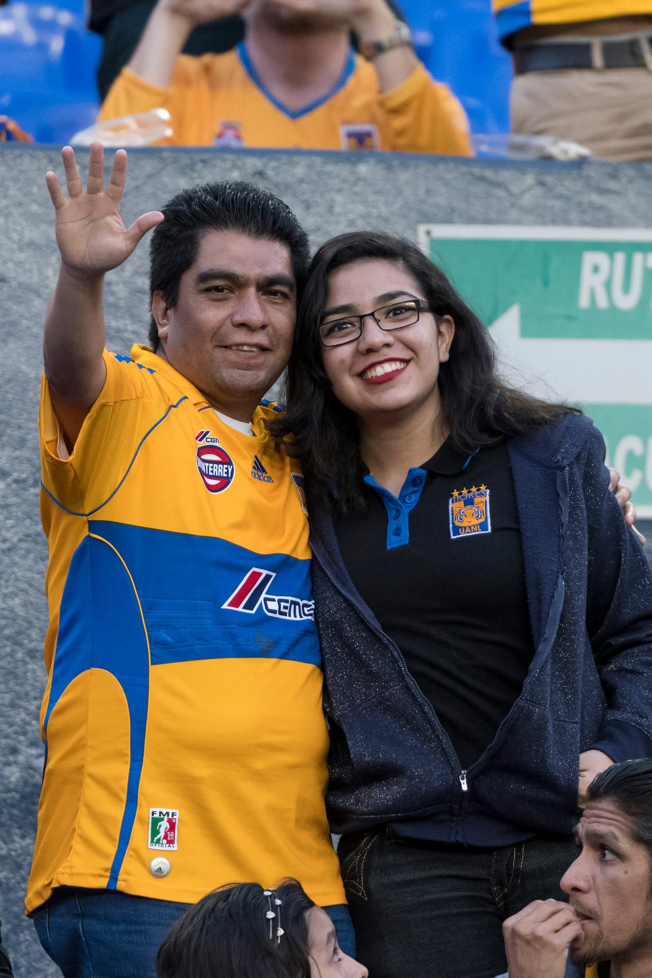 Aficionados mostrando su apoyo al equipo.