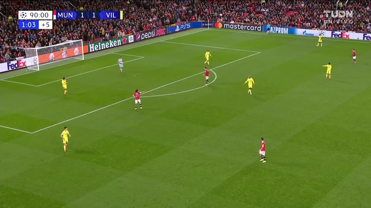 ¡TIRO ATAJADO! disparo por Scott McTominay.