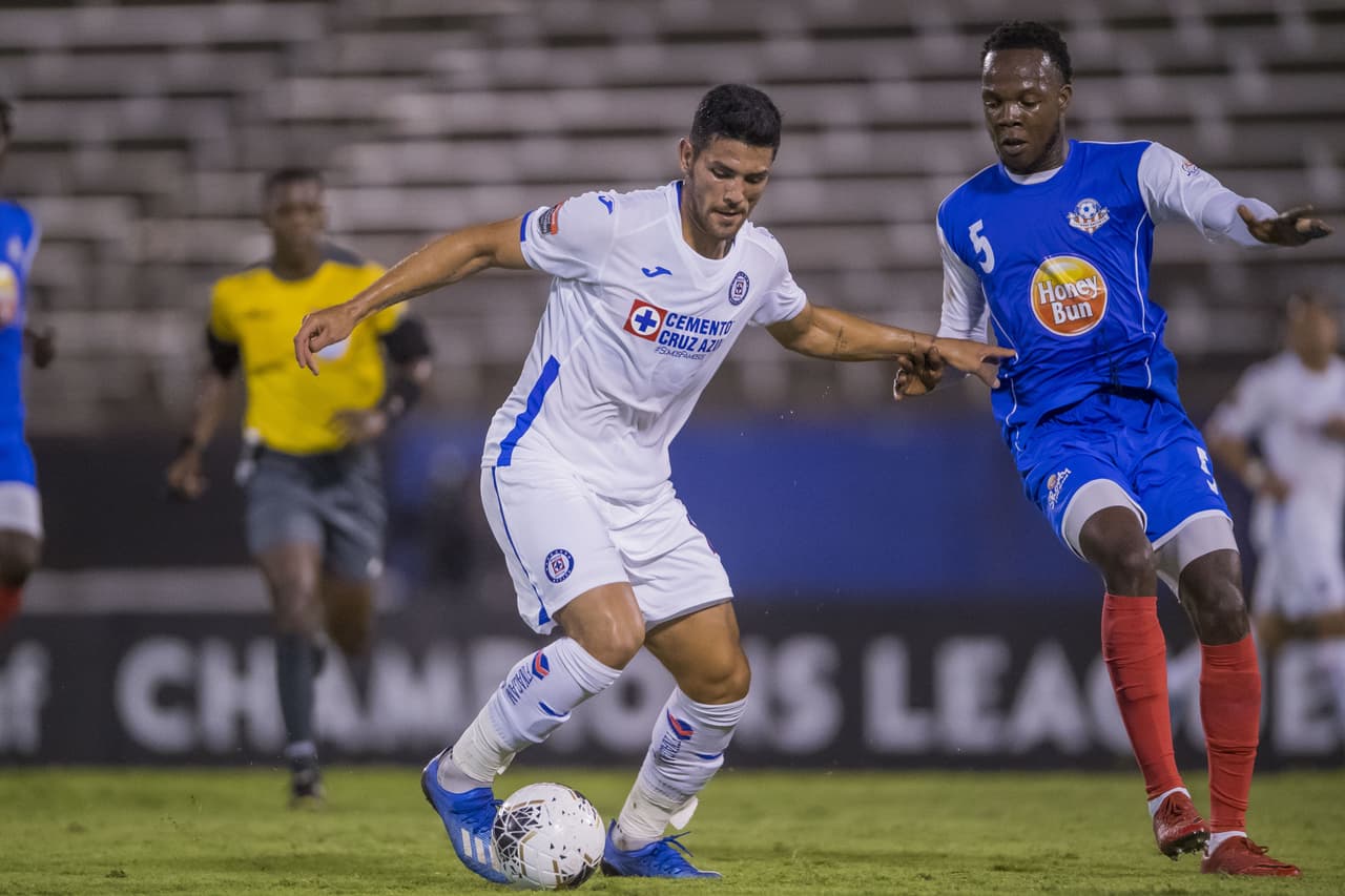 Lucas passerini retiene la pelota en lo que Rafael Baca le hace la pasada.