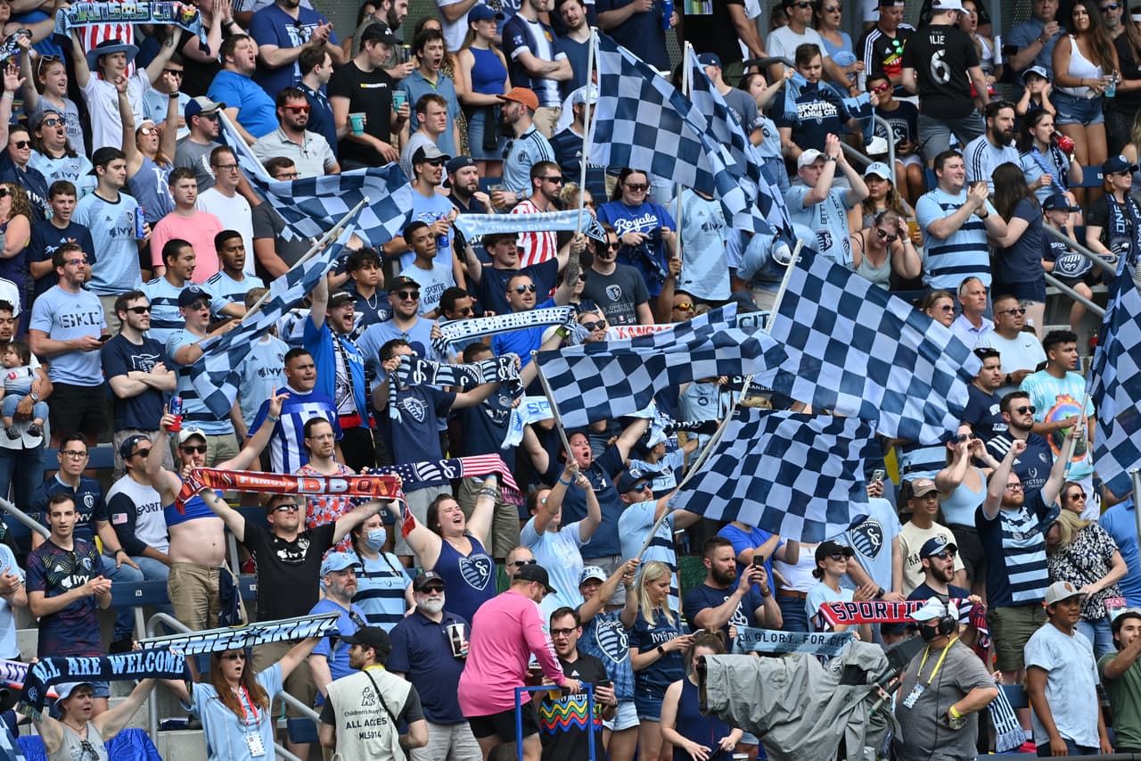 Con una afici´on que no dejó de empujar al equipo en ningún momento, 'el Infierno Azul' lució como en sus mejores noches.
<br>