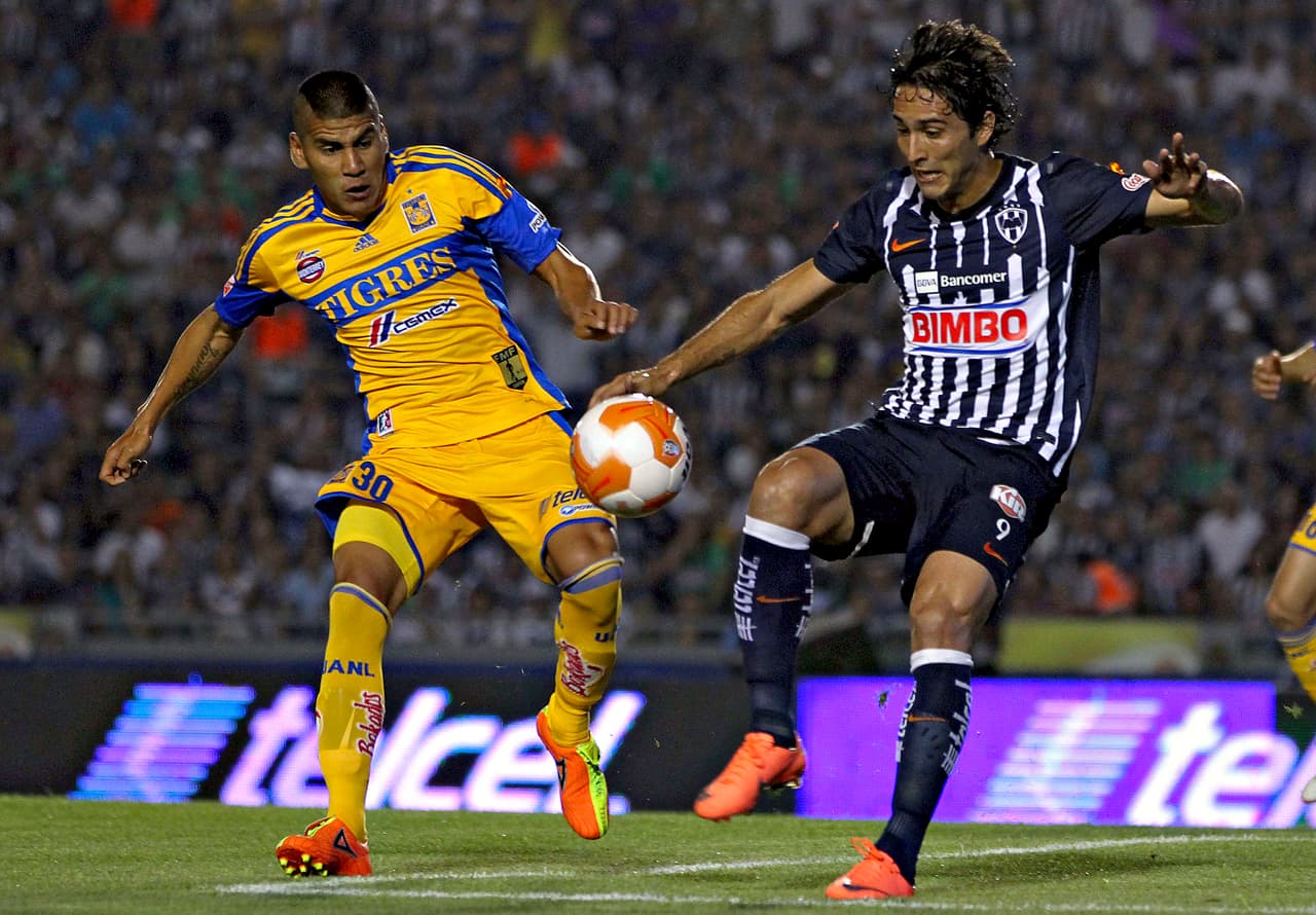 Entre 2011 y 2012 Salcido estuvo a préstamo con los Tigres de la UANL en México. Con el equipo regiomontano inclusive se movió de la defensa a la contención.