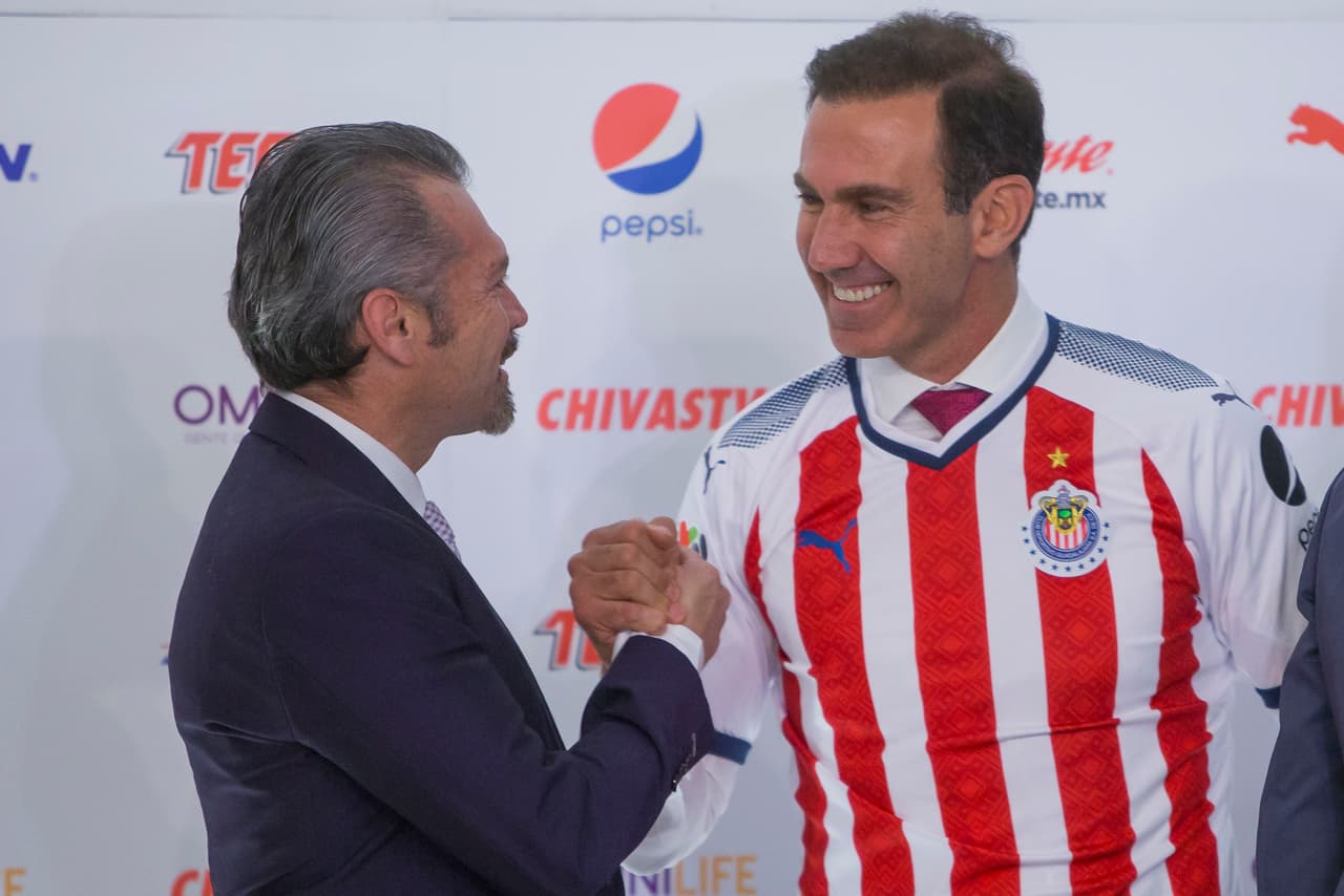 Almeyda, por su parte, había indicado que antes de la presentación habló con su nuevo 'jefe' y los directivos: "pensamos todos en positivo y luchar por un mismo objetivo que es el club".