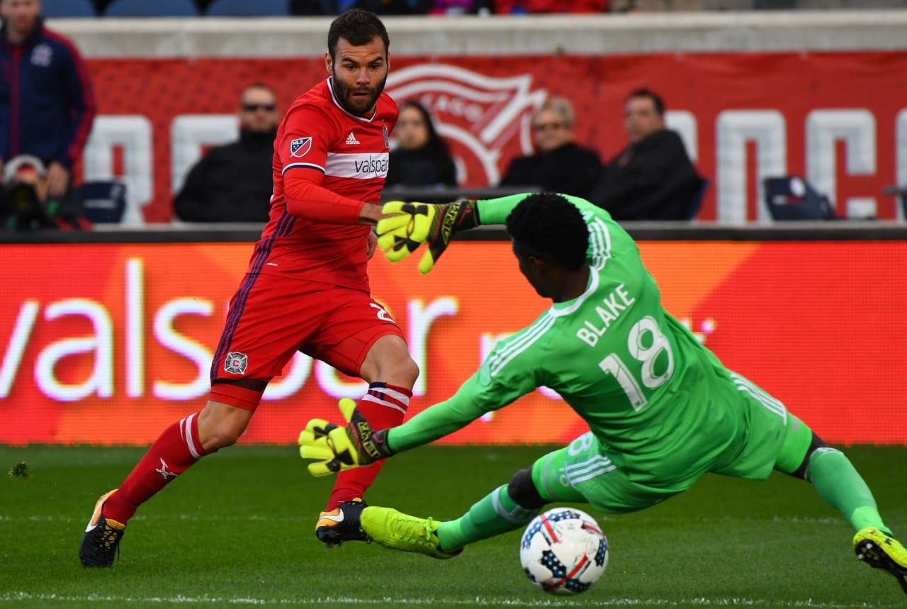 Nemanja Nikolic se afianza en el liderato de goleo tras triplete en victoria de Chicago
