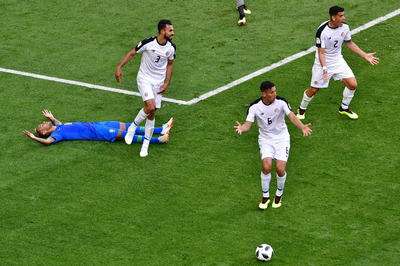 Aunque al principio hubo alegría brasileña, los ticos le pidieron al juez que la revisara con el VAR para que viera que era una exageración y simulación de Neymar.