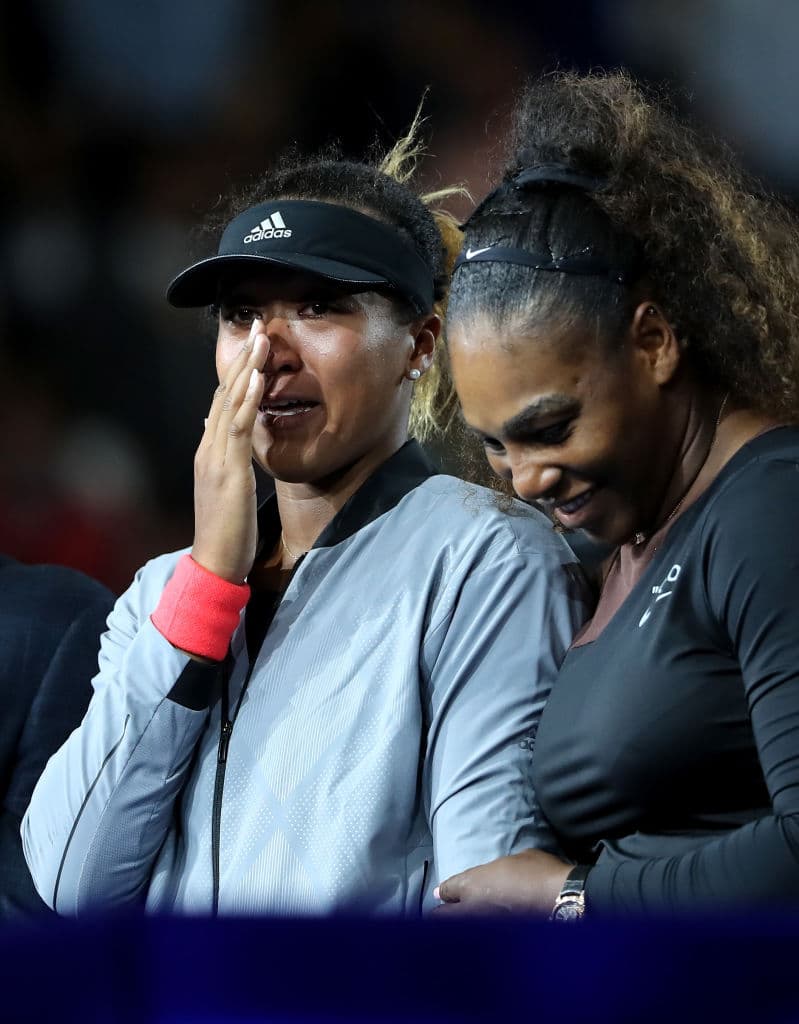 Durante la premiación, Serena Williams (derecha) intentó tranquilizar a Naomi Osaka quien rompió en llanto ante los abucheos de los asistentes en el Estadio Arthur Ashe.