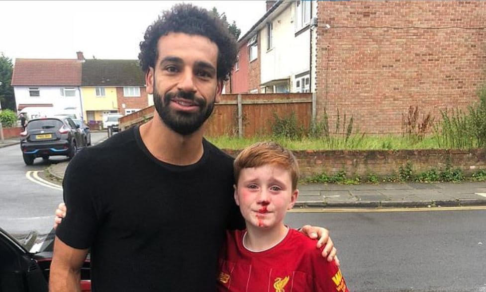Un niño se rompe la nariz para tomarse foto con Mohamed Salah