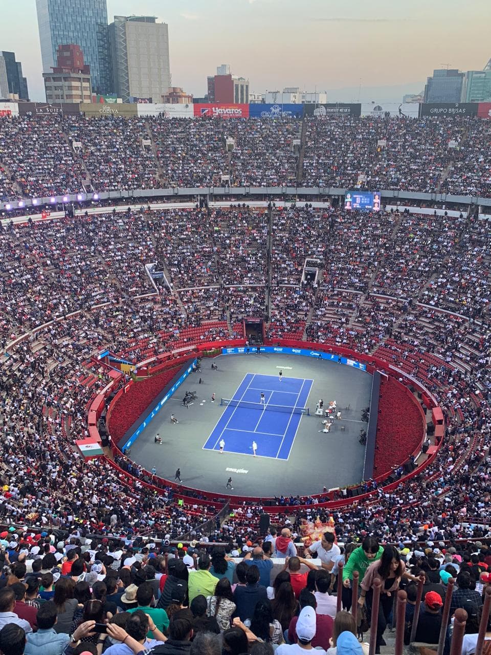 Hay de todo y para todos en las inmediaciones de la Monumental: chistorra, paella, juegos, souvenirs... ¡el ambiente es insuperable!