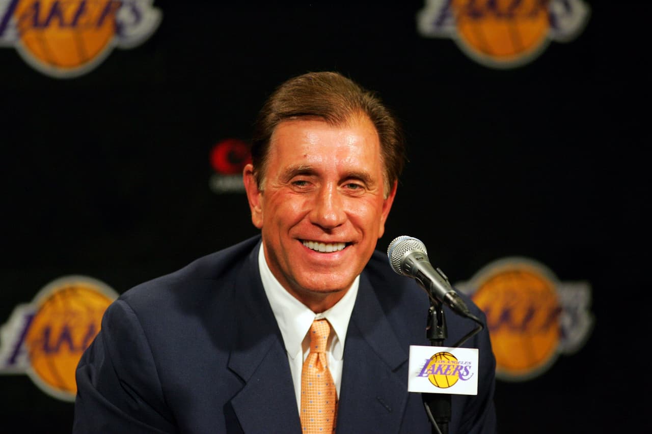 <b>Rudy Tomjanovich </b>
<br>Pasó la mayor parte de su carrera como entrenador con los Rockets de Houston, primero como asistente y luego 12 años como entrenador en jefe. Condujo a Houston a títulos consecutivos en 1994 y 1995 y terminó con un porcentaje ganador de .559.