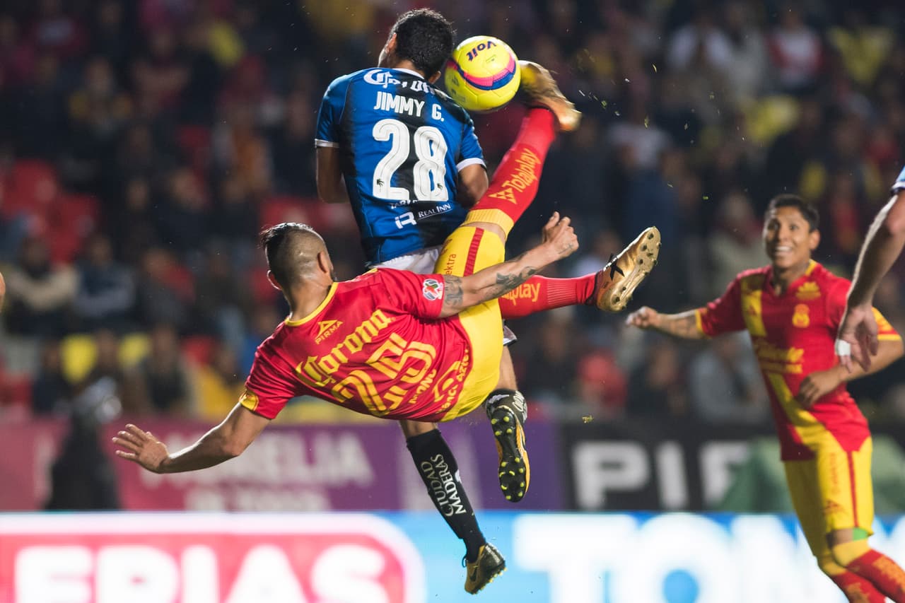 Action photo during the match Morelia vs Queretaro, Corresponding to Day 4 of the Closing Tournament 2018 of Liga BBVA Bancomer MX, at Morelos Stadium. Foto de accion durante el partido Morelia vs QUeretaro, Correspondiente a la Jornada 4 del Torneo Clausura 2018 de la Liga BBVA Bancomer MX, en el Estadio Morelos, en la foto: Mario Humberto osuna de Morelia y jaime Gonzalez de Queretaro 26/01/2018/MEXSPORT/Omar Martinez.