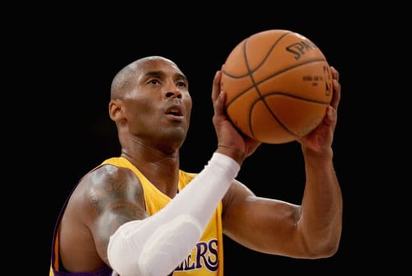 Kobe Bryant encabeza finalistas al Salón de la Fama de la NBA

