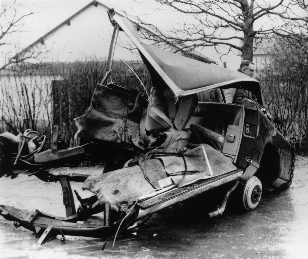 Camus falleció trágicamente en un accidente de tráfico a los 46 años de edad en 1960.