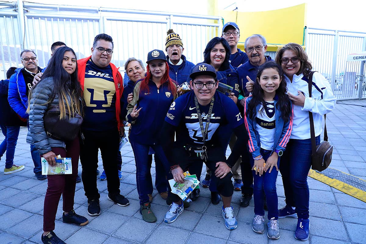 En compañía llegaron los fanáticos de Pumas UNAM al Estadio Hidalgo.